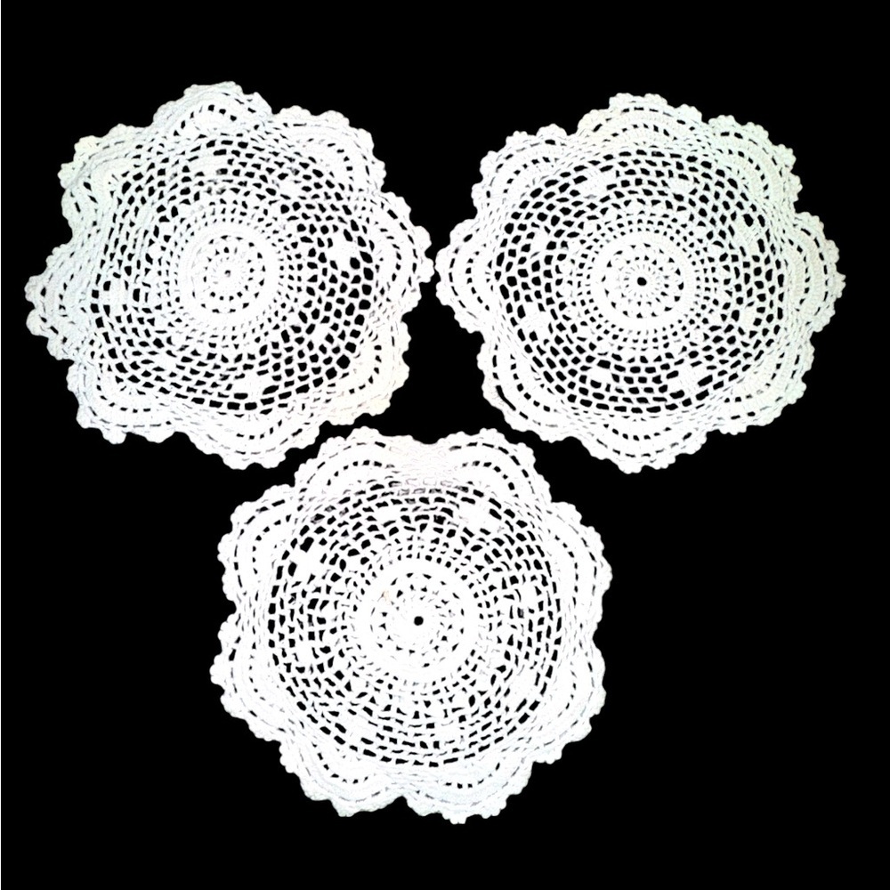 5 Vintage Round Doilies - Handmade - White - Ivory-Green